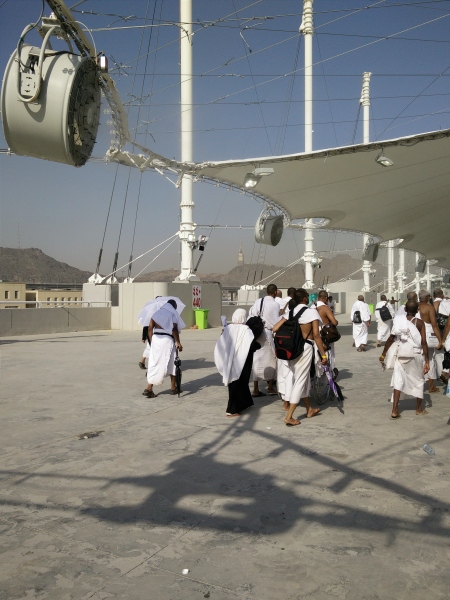 Pilgrims making their way towards the Big Jamarah on the 10th of Dzulhijjah.